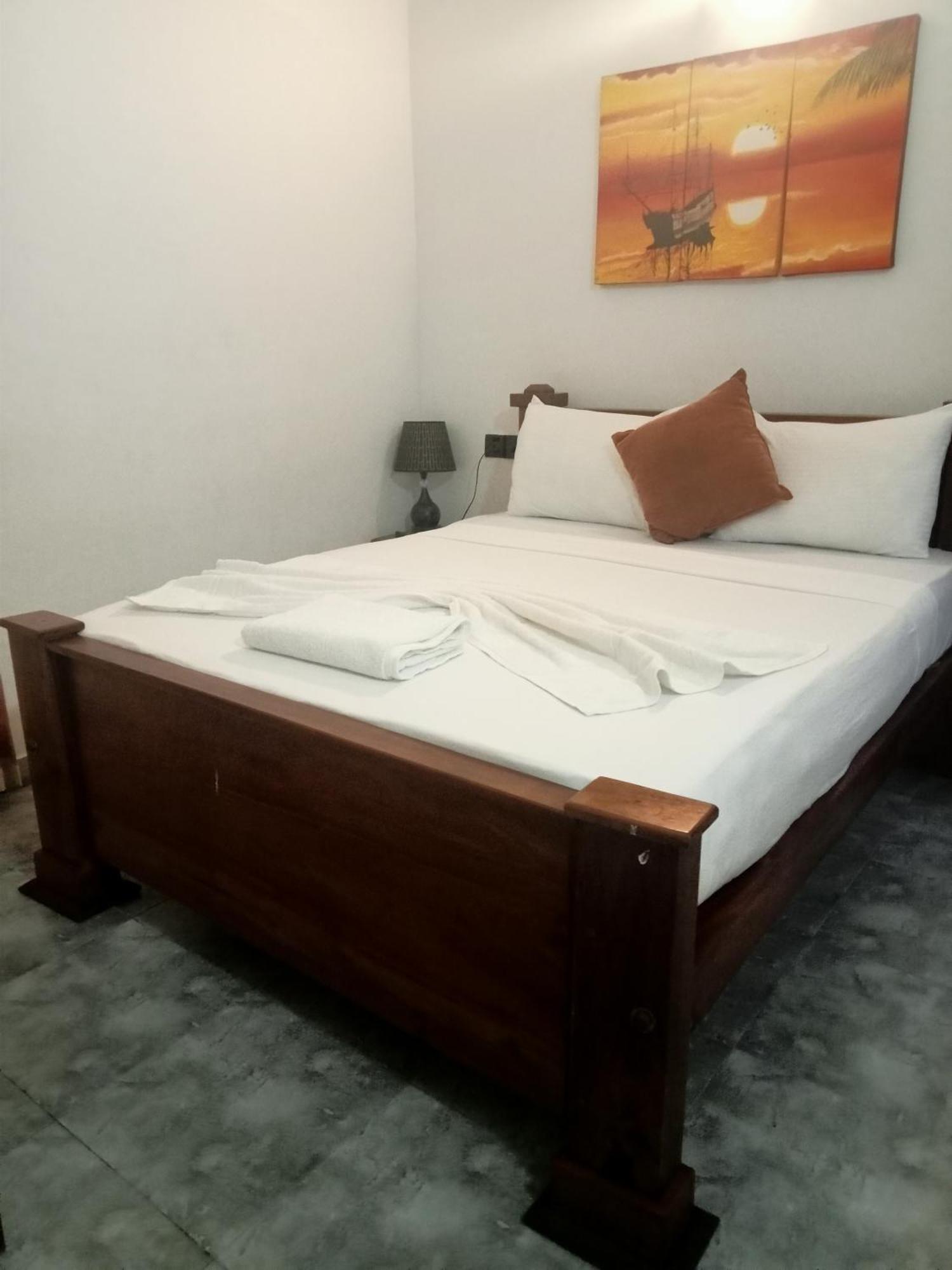 Oviniru Beach Hotel Negombo Exterior foto