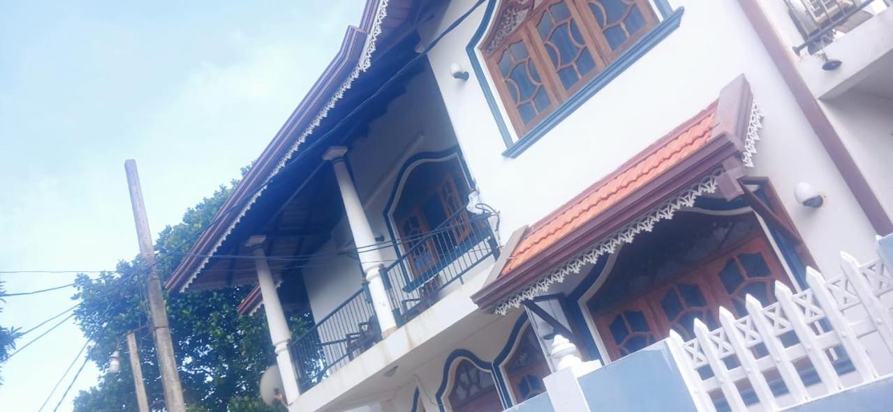 Oviniru Beach Hotel Negombo Exterior foto