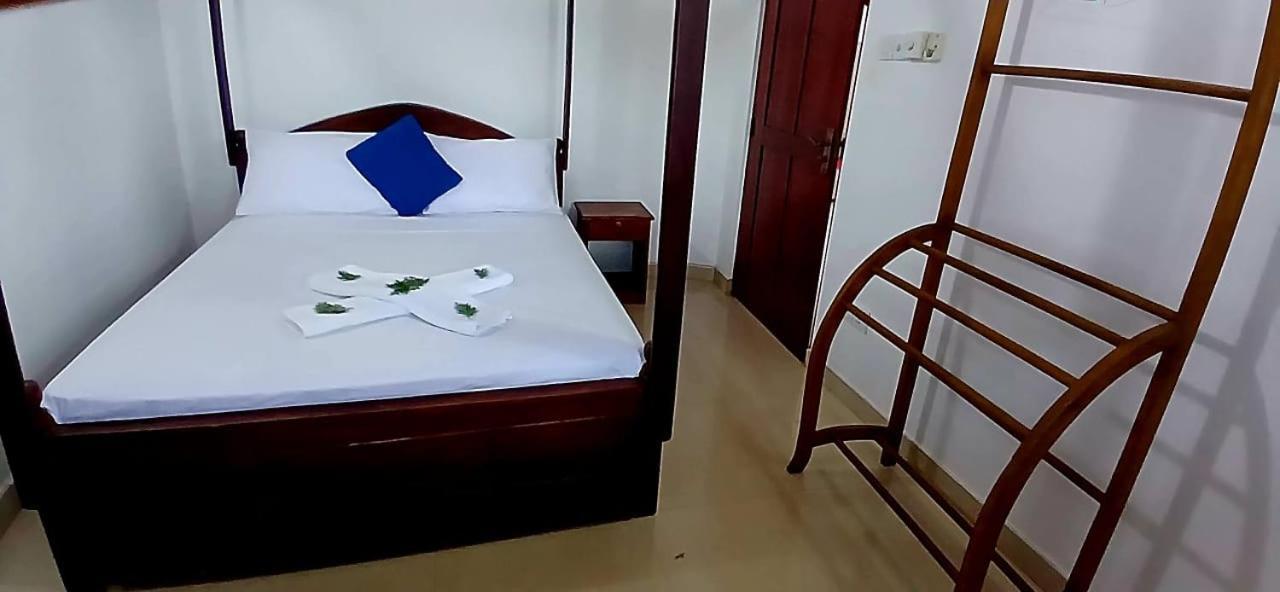 Oviniru Beach Hotel Negombo Exterior foto