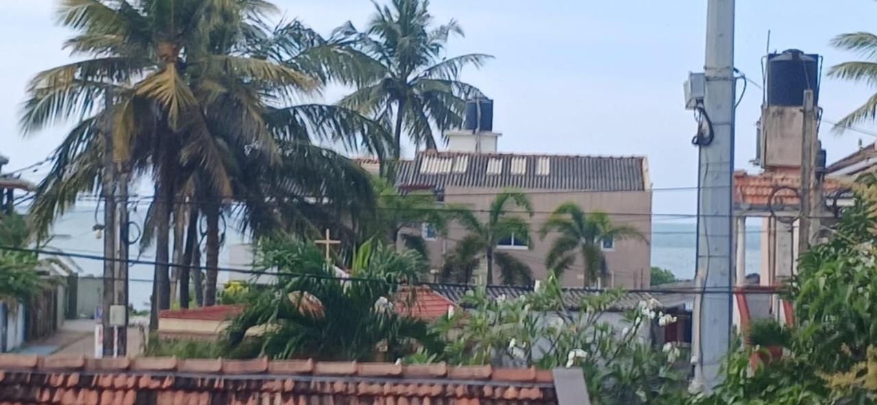 Oviniru Beach Hotel Negombo Exterior foto